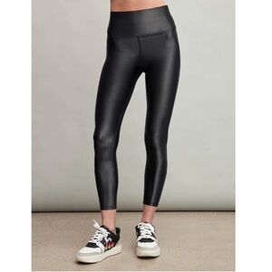 Carbon 38 Black Crop Legging in Takara Shine Size Large